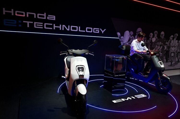 Фотограф: Габріель Буйс/AFP/Getty Images До 2030 року Honda інвестує $3,4 млрд у виробництво електромотоциклів