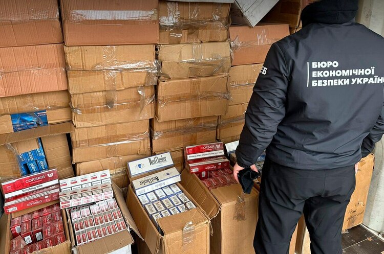 БЕБ на Одещині вилучило контейнер контрафактних сигарет з Азії на 32 млн грн БЕБ на Одещині вилучило контейнер контрафактних сигарет з Азії на 32 млн грн