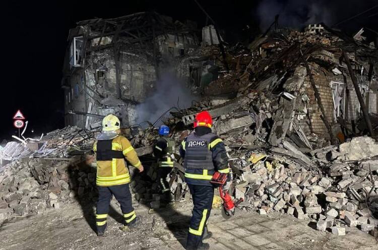 Окупанти вночі вдарили шістьма ракетами С-300 по Донеччині Окупанти вночі вдарили шістьма ракетами С-300 по Донеччині