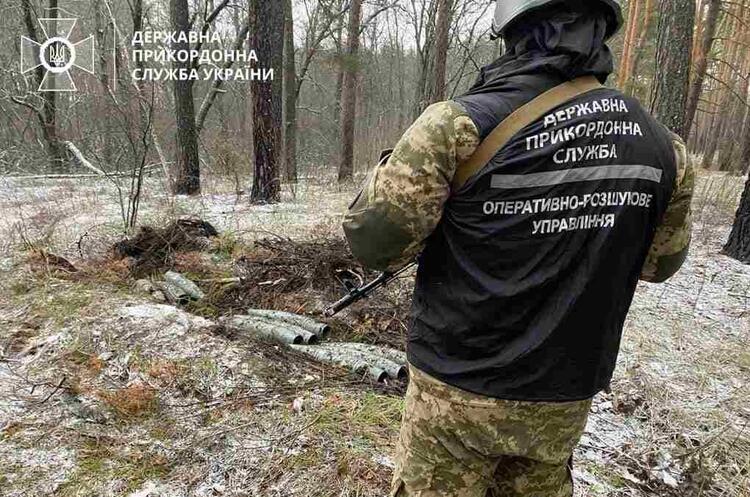 фото Держприкордонслужба Прикордонники знайшли російський схрон боєприпасів на деокупованій Харківщині