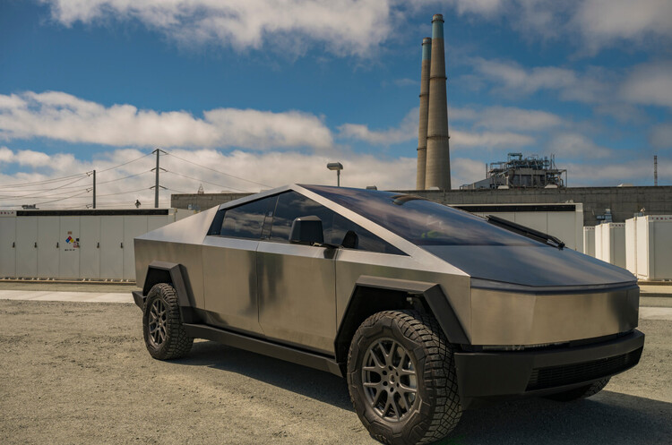 Tesla офіційно почала постачання найдешевшої моделі електропікапа Cybertruck Tesla офіційно почала постачання найдешевшої моделі електропікапа Cybertruck
