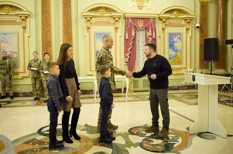 фото Офіційний сайт Президента України Всі, хто нагороджений званням Героя України, або їхні рідні отримають власне житло – Зеленський