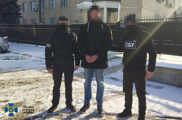 СБУ затримала трьох колаборантів, їм призначили від 5 до 11 років ув'язнення СБУ затримала трьох колаборантів, їм призначили від 5 до 11 років ув'язнення