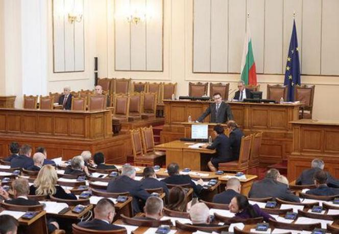 фото DR Парламент Болгарії подолав вето президента на постачання зброї Україні