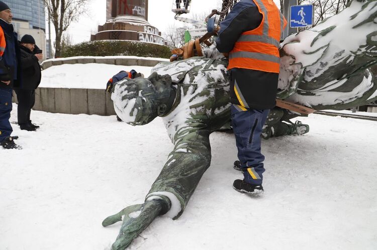 фото Київська міська державна адміністрація - КМДА У Києві знесли пам’ятник Щорсу — демонтаж тривав 6 годин