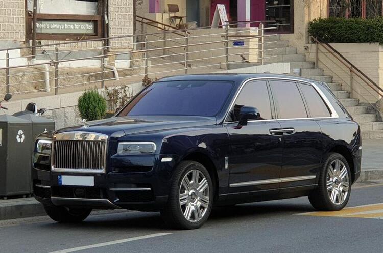 Rolls-Royce Cullinan Бізнесмени, пов’язані з лукашенком, постачають в росію автомобілі Rolls-Royce, Ferrari і Lamborghini