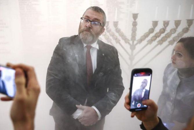 MP from Polish party behind border blockade causes scandal in Sejm by extinguishing Jewish menorah MP from Polish party behind border blockade causes scandal in Sejm by extinguishing Jewish menorah