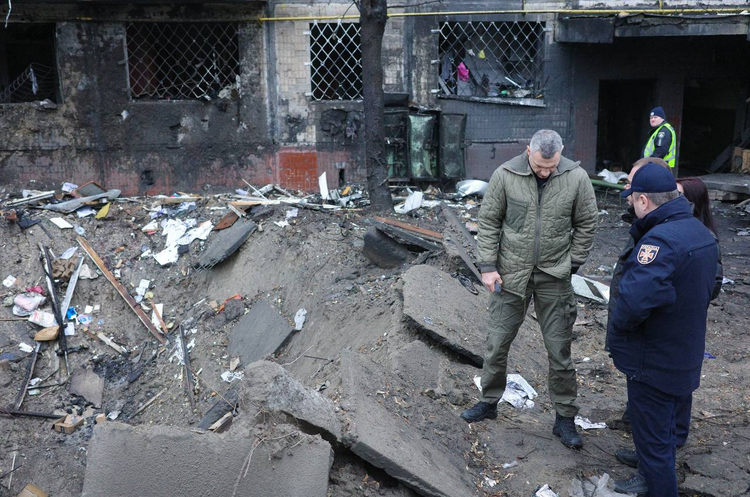 Наслідки обстрілу Києва у ніч на 13 грудня Енергетики відновили електропостачання у Києві після нічної атаки