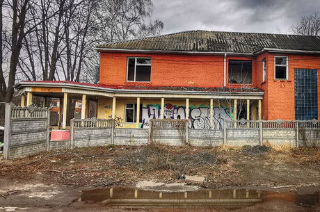 Два напівзруйновані будинки та 0,24 га землі у Броварах продають на аукціоні за 0,122 млн грн Два напівзруйновані будинки та 0,24 га землі у Броварах продають на аукціоні за 0,122 млн грн