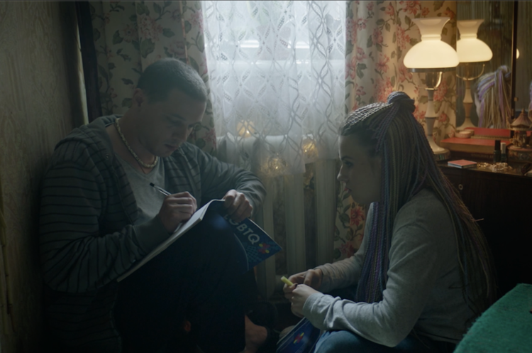 Кадр зі стрічки «Уроки толерантності». Вийшов трейлер нетолерантної комедії «Уроки толерантності»: фільм Аркадія Непиталюка руйнує стереотипний образ ЛГБТ-спільноти