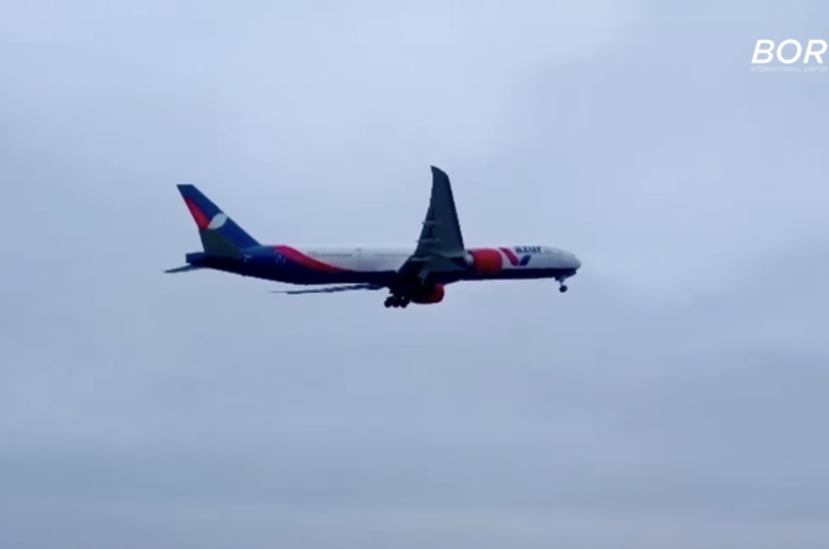 З України до Європи евакуювали найбільший пасажирський літак Boeing 777-300 З України до Європи евакуювали найбільший пасажирський літак Boeing 777-300