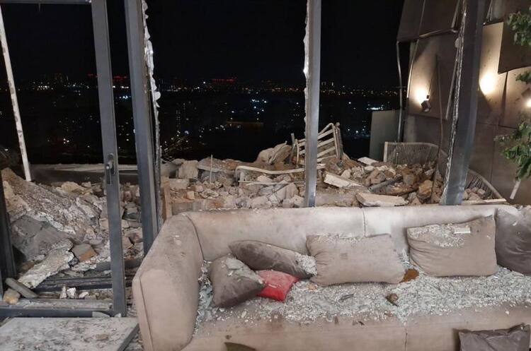 Наслідки влучання уламків в житловий будинок в Соломʼянському районі Сили ППО знищили 24 БПЛА «Shahed» за ніч – Повітряні сили