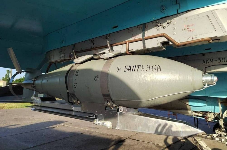 Авіабомба під крилом російського Су-34 російська армія скоротила застосування керованих авіабомб після того, як ЗСУ знищили три їхні Су-34 – Мілітарний