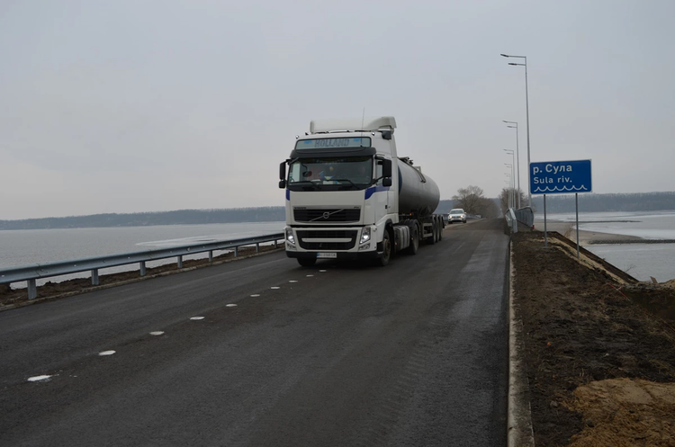 На трасі Бориспіль – Маріуполь відбудували міст через річку Сула На трасі Бориспіль – Маріуполь відбудували міст через річку Сула