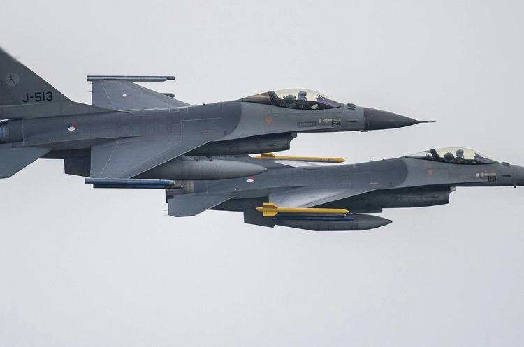 Перша група українських пілотів уже вчиться літати на F-16 у Данії Перша група українських пілотів уже вчиться літати на F-16 у Данії