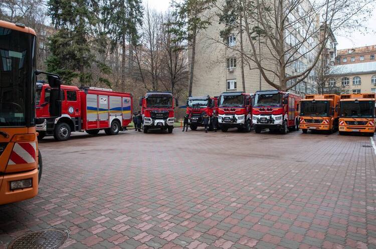 Київ отримав нову партію пожежно-рятувальних авто та сміттєвозів від Німеччини Київ отримав нову партію пожежно-рятувальних авто та сміттєвозів від Німеччини