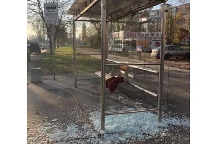 фото DR «Київпастранс» вирішив встановити 30 скляних зупинок для мешканців, «які чекають відбою повітряної тривоги»