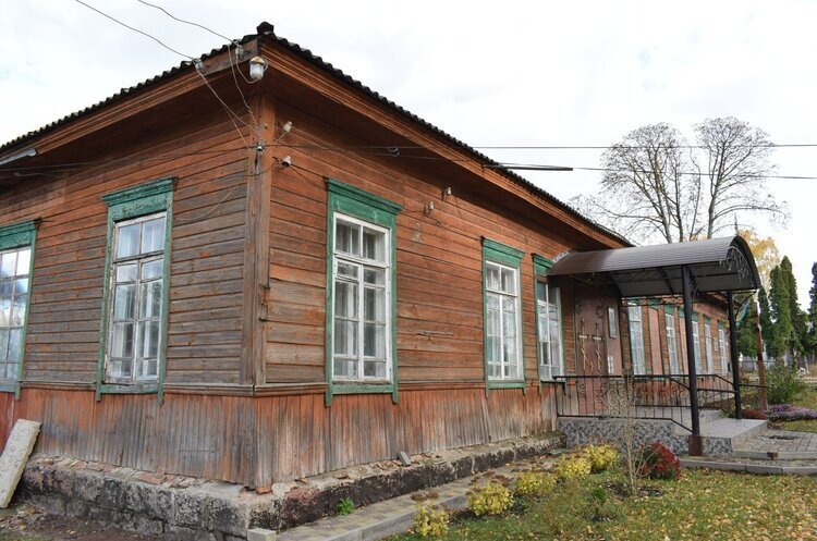Дерев’яний будинок 1905 року в Бахмачі продають на аукціоні за 1733 грн Дерев’яний будинок 1905 року в Бахмачі продають на аукціоні за 1733 грн