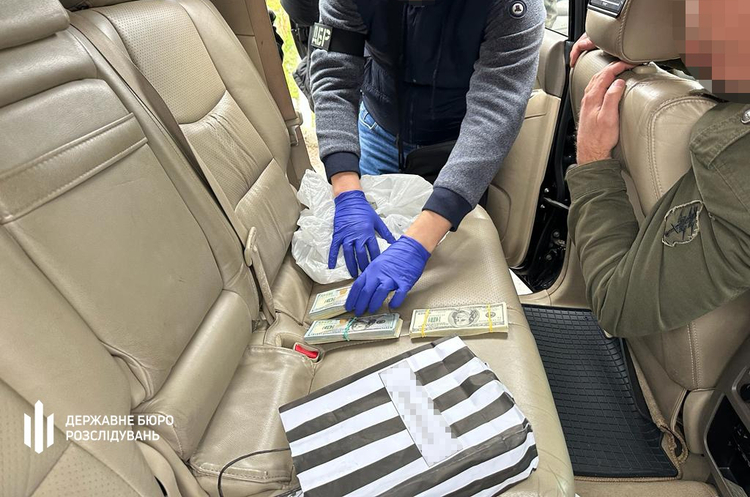 ДБР викрило заступника ФПУ на спробі дати хабар колегії суддів у $150 000 за зміну запобіжного заходу ДБР викрило заступника ФПУ на спробі дати хабар колегії суддів у $150 000 за зміну запобіжного заходу