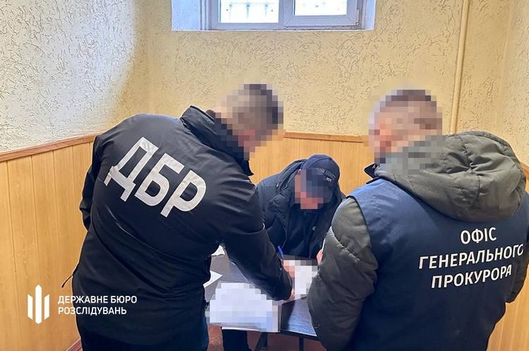 СБУ і ДБР оголосили про підозру ексзаступнику МО у розтраті майже 1 млрд грн на закупівлі бронежилетів СБУ і ДБР оголосили про підозру ексзаступнику МО у розтраті майже 1 млрд грн на закупівлі бронежилетів