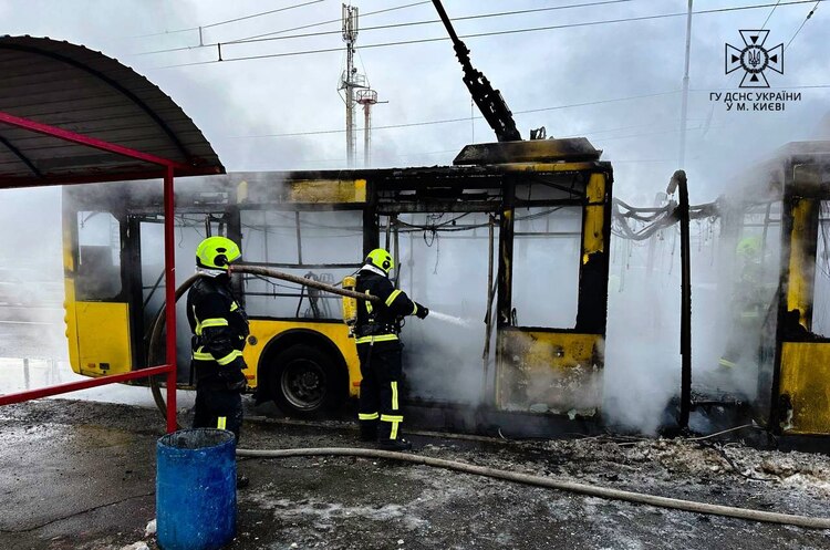 У Києві загорівся тролейбус із пасажирами, люди не постраждали (оновлено) У Києві загорівся тролейбус із пасажирами, люди не постраждали (оновлено)