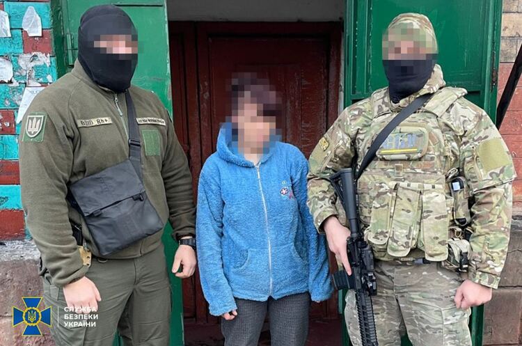 СБУ затримала ворожу агентку, яка розвідувала позиції ЗСУ на Донеччині СБУ затримала ворожу агентку, яка розвідувала позиції ЗСУ на Донеччині
