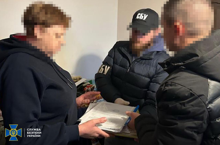 СБУ затримала поплічницю ворога, яка допомагала депортувати українських дітей до росії СБУ затримала поплічницю ворога, яка допомагала депортувати українських дітей до росії