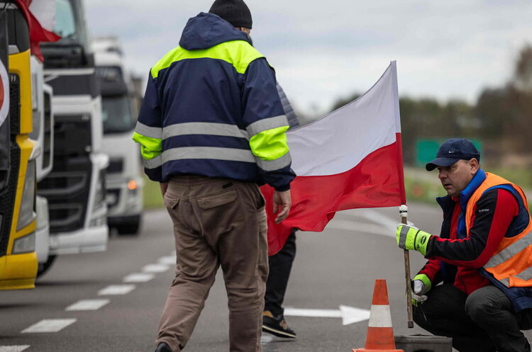 Перехідна перемога: блокаду українсько-польського кордону тимчасово зупинено Перехідна перемога: блокаду українсько-польського кордону тимчасово зупинено