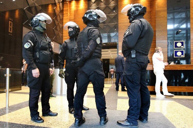Власники 42 компаній із руху «Маніфест» обіцяють зупинити свої підприємства в знак протесту проти тиску силовиків на бізнес Власники 42 компаній із руху «Маніфест» обіцяють зупинити свої підприємства в знак протесту проти тиску силовиків на бізнес