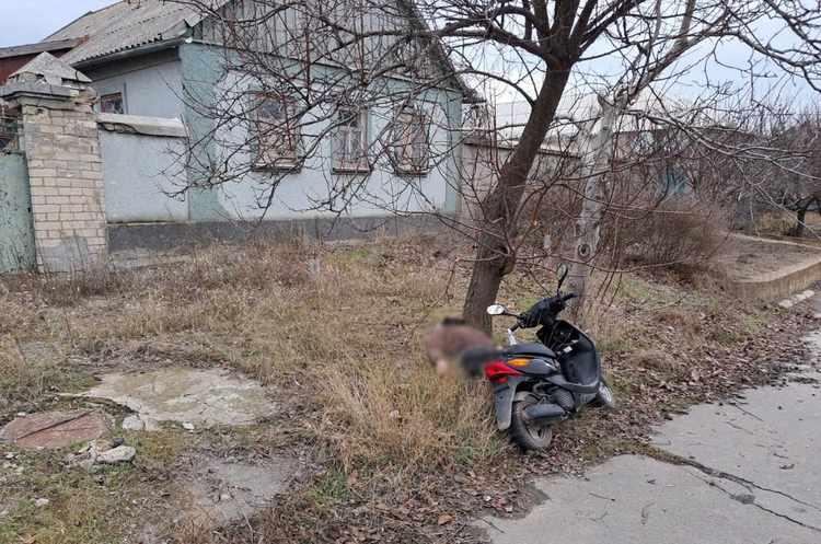 Загарбники скинули вибухівку з дрона на мешканця Берислава Загарбники скинули вибухівку з дрона на мешканця Берислава
