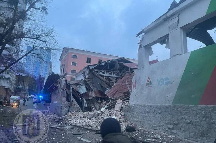 Під час ранкового обстрілу Києва зруйновано спорткомплекс «Укрзалізниці» Під час ранкового обстрілу Києва зруйновано спорткомплекс «Укрзалізниці»