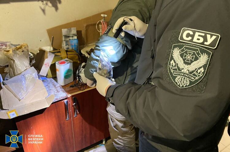 СБУ та Нацполіція підозрюють 6 осіб у розповсюдженні важких наркотиків на території України та ЄС СБУ та Нацполіція підозрюють 6 осіб у розповсюдженні важких наркотиків на території України та ЄС