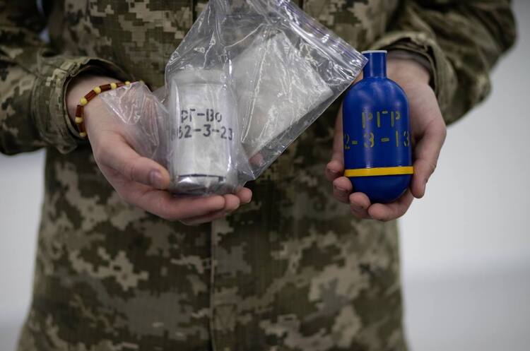 Окупанти збільшують застосування газових гранат із забороненими смертоносними речовинами – центр досліджень Окупанти збільшують застосування газових гранат із забороненими смертоносними речовинами – центр досліджень