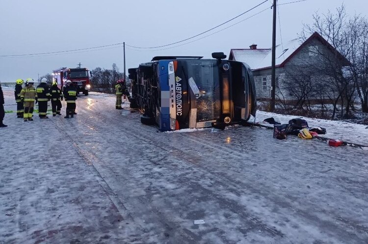 У Польщі перекинувся автобус із українцями У Польщі перекинувся автобус із українцями