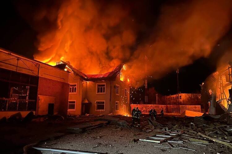 Наслідки падіння уламків на Київщині ППО збила 15 з 35 ворожих дронів уночі