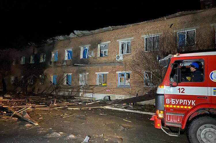 росіяни обстріляли цивільну лікарню на Харківщині: постраждали 4 людини росіяни обстріляли цивільну лікарню на Харківщині: постраждали 4 людини
