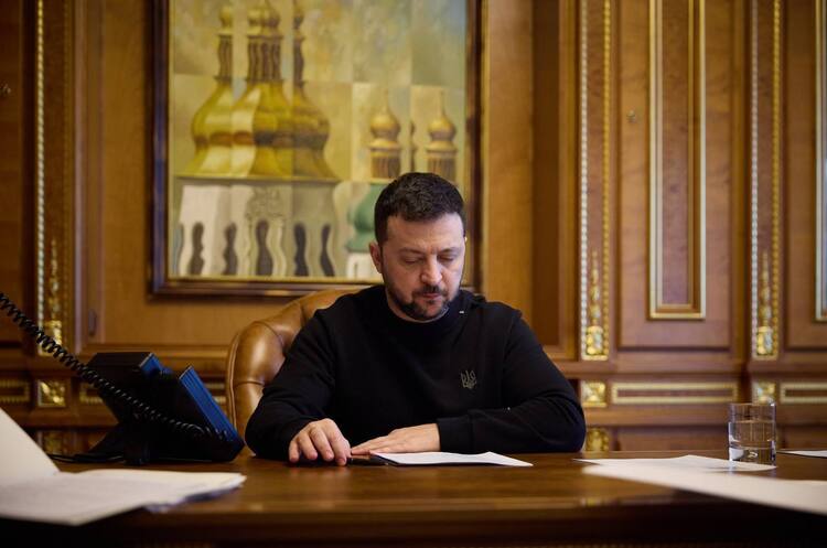 Зеленський вніс до ВРУ законопроєкти щодо продовження воєнного стану та мобілізації на 90 днів Зеленський вніс до ВРУ законопроєкти щодо продовження воєнного стану та мобілізації на 90 днів