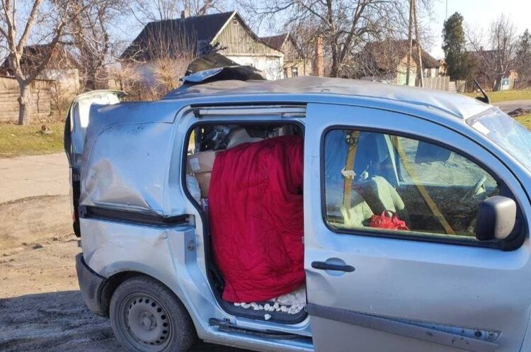Окупанти поцілили дроном по цивільному авто на Дніпропетровщині Окупанти поцілили дроном по цивільному авто на Дніпропетровщині