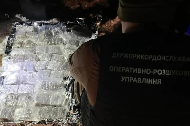 Прикордонники на Волині приземлили дрон з 22 кг наркотиків на 13 млн грн Прикордонники на Волині приземлили дрон з 22 кг наркотиків на 13 млн грн