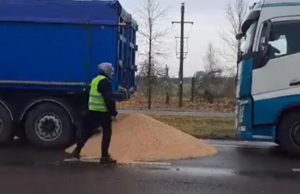 фото DR Варшава принесла вибачення Україні за висипане з вантажівок зерно на кордоні