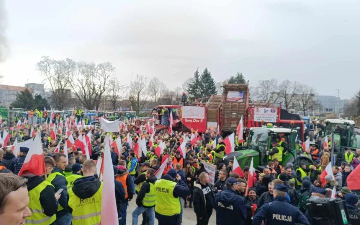 Польські фермери повністю заблокували рух в обох напрямках на ПП «Ягодин - Дорогуськ» – митна служба Польські фермери повністю заблокували рух в обох напрямках на ПП «Ягодин - Дорогуськ» – митна служба
