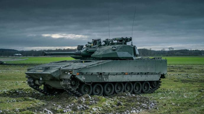 Бойова машина піхоти CV-90 Швеція виділить Україні найбільший за весь час пакет військової допомоги