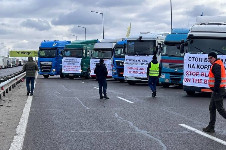 Українські перевізники розпочали мирну акцію біля трьох ПП на кордоні з Польщею Українські перевізники розпочали мирну акцію біля трьох ПП на кордоні з Польщею