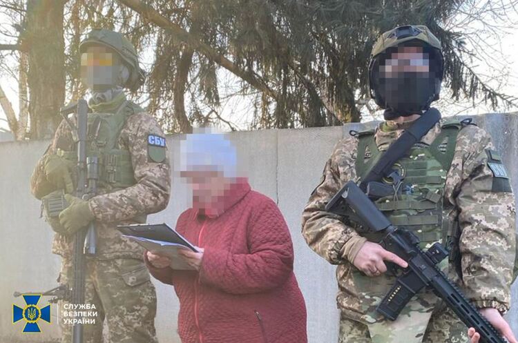 СБУ затримала ворожу поплічницю, яка здавала дані про ЗСУ своєму сину – бойовику «днр» СБУ затримала ворожу поплічницю, яка здавала дані про ЗСУ своєму сину – бойовику «днр»