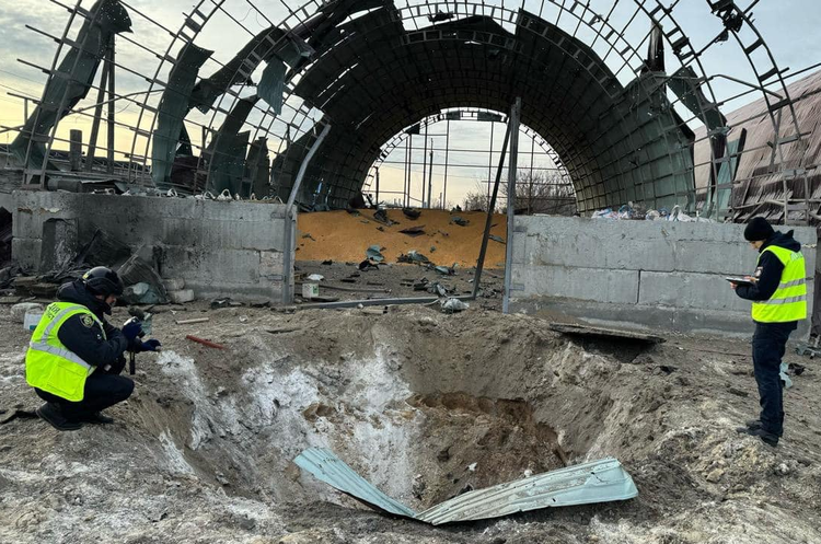 росіяни вдарили ракетами С-300 по зерносховищу на Харківщині росіяни вдарили ракетами С-300 по зерносховищу на Харківщині