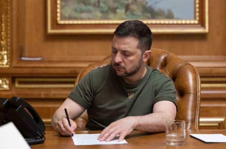 Зеленський підписав закон про спрощення зміни цільового призначення землі Зеленський підписав закон про спрощення зміни цільового призначення землі