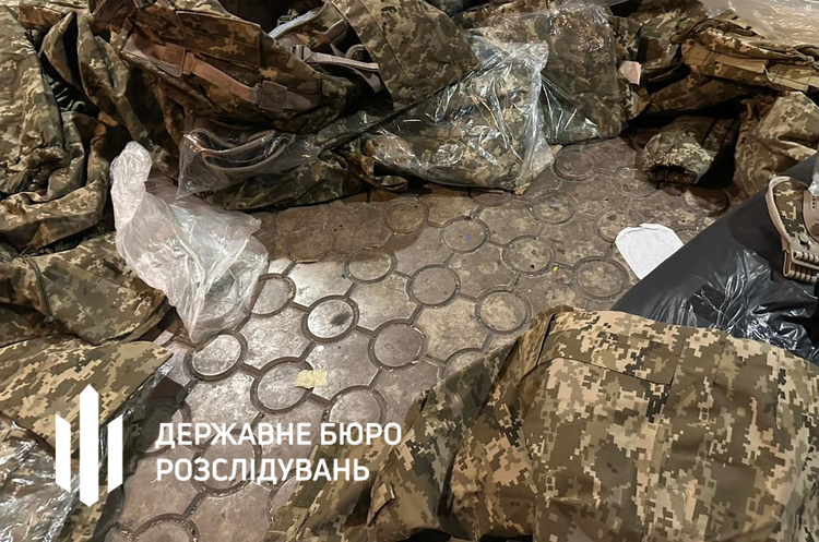 ДБР викрило схему розкрадання та продажу військового одягу в Києві ДБР викрило схему розкрадання та продажу військового одягу в Києві