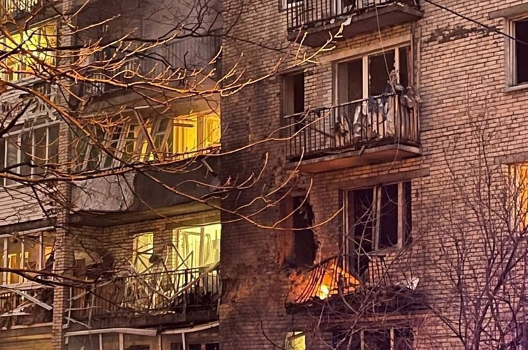 У російському санкт-петербурзі дрон упав на багатоповерхівку У російському санкт-петербурзі дрон упав на багатоповерхівку