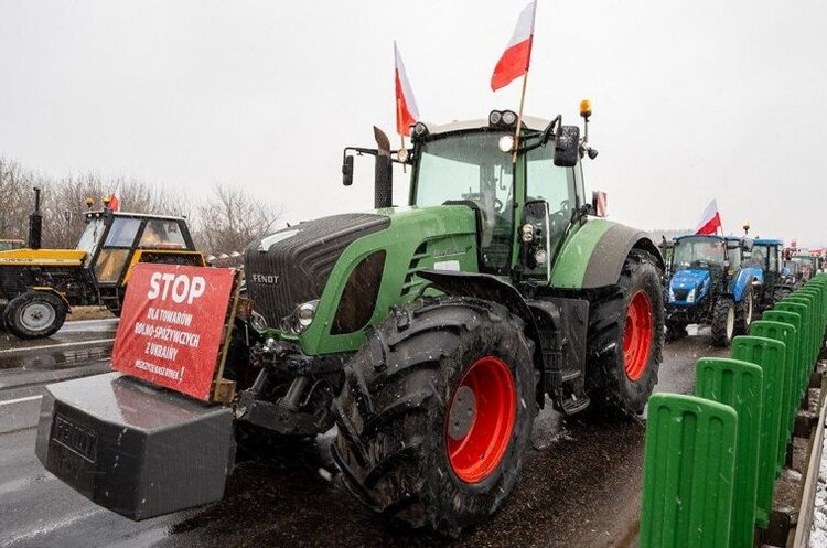 Польські фермери продовжують блокування руху на 6 пунктах пропуску Польські фермери продовжують блокування руху на 6 пунктах пропуску