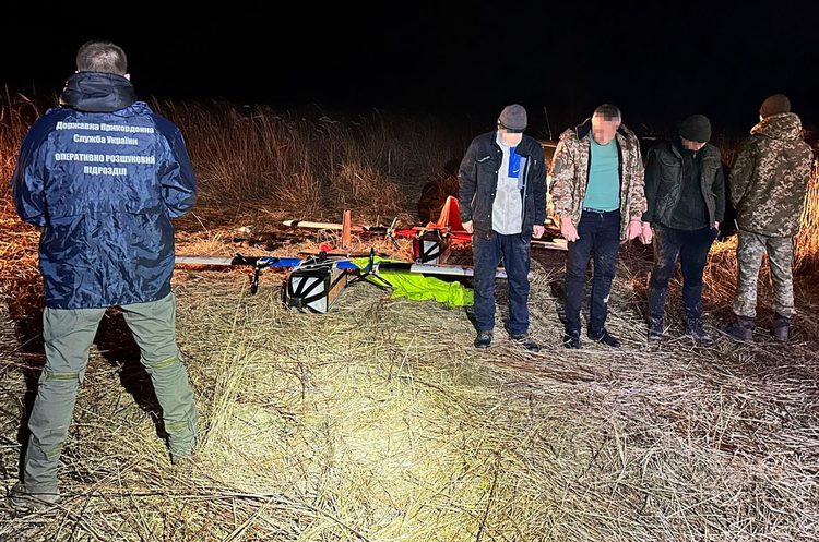 Прикордонники зупинили спробу контрабанди сигарет безпілотниками Прикордонники зупинили спробу контрабанди сигарет безпілотниками